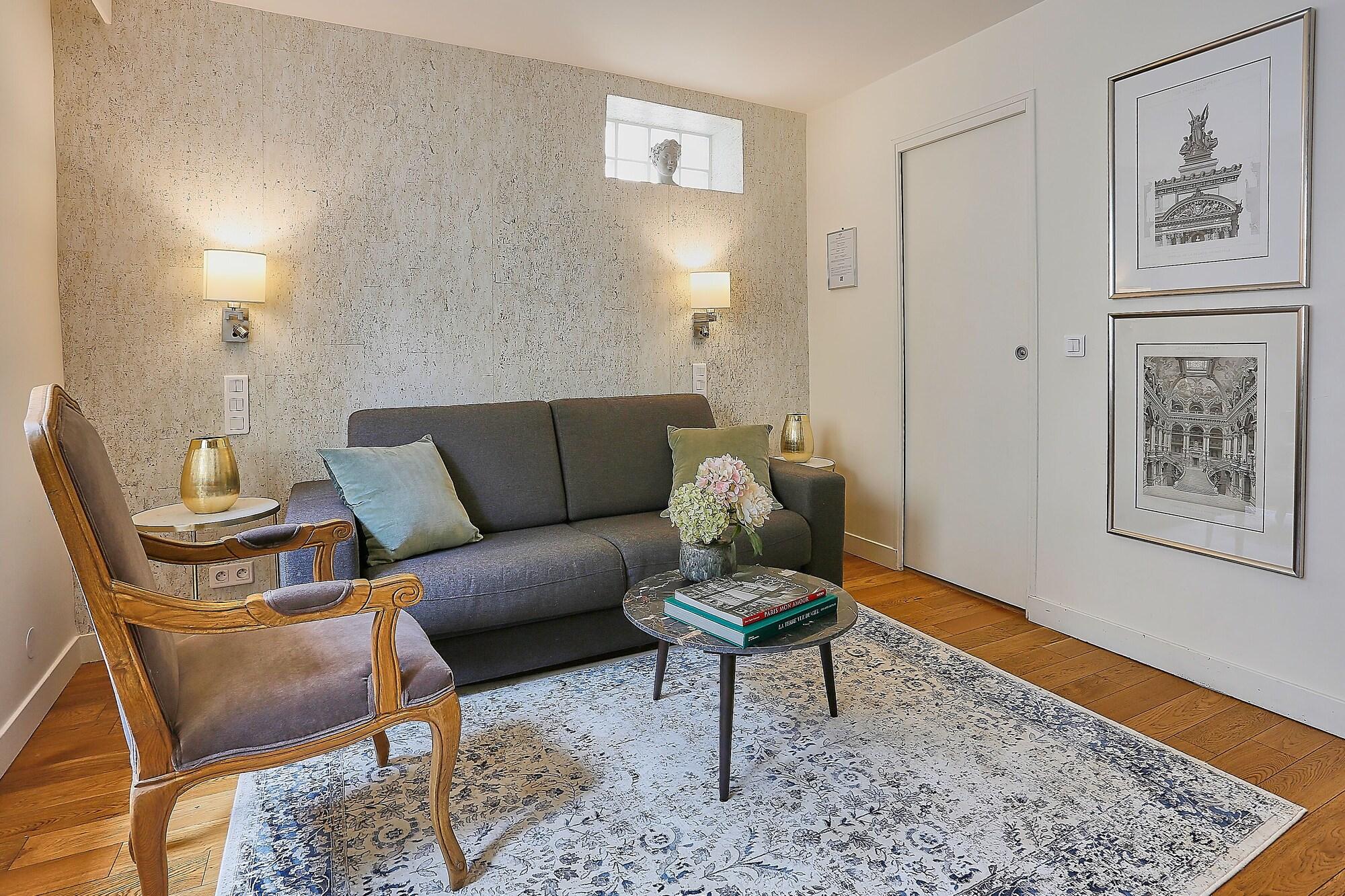 Du Louvre Apartment Paris