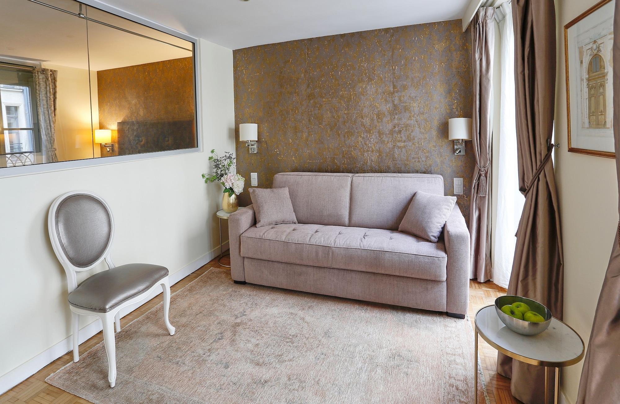 Apartment Du Louvre Paris